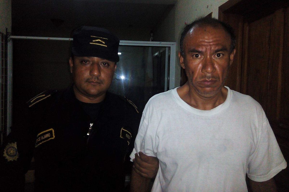 Julio Alberto Barrera Ramirez es trasladado a una subestación de la PNC en Esquipulas. (Foto Prensa Libre: Edwin Paxtor)