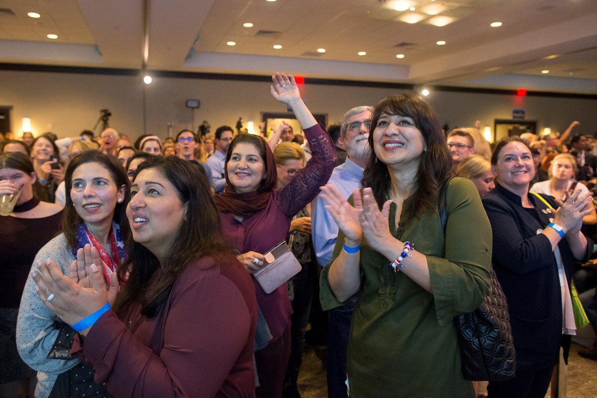 Simpatizantes demócratas celebran victorias en Virginia. (Foto Prensa Libre: EFE)