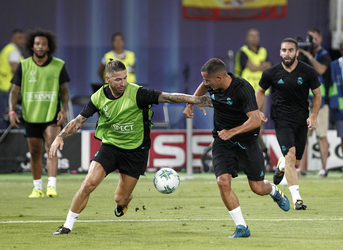 El capitán del Real Madrid, Sergio Ramos, se ejercita para el duelo frente al Manchester United. (Foto Prensa Libre: AFP)