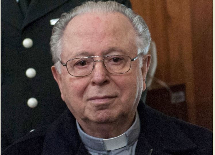 En esta foto de archivo tomada el 11 de noviembre de 2015, el sacerdote chileno Fernando Karadima comparece ante el tribunal de Santiago. (Foto Prensa Libre: AFP)