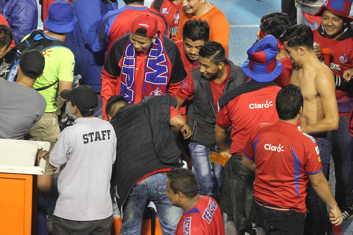 La afición escarlata celebró también en el Doroteo Guamuch Flores. (Foto Prensa Libre: Norvin Mendoza)