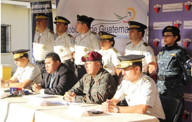 Elmer Sosa y autoridades de la PNC durante la inauguración del Plan de Seguridad en Chinautla. (Foto Prensa Libre: Mingob)