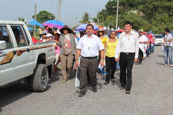 Porteños caminan  en ruta al Atlántico.