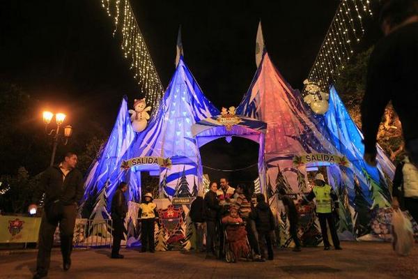 Pese al incesante frío, característico de la época, las familias capitalinas disfrutan de las actividades que ofrece el festival navideño organizado por la Municipalidad, donde destaca una gigantesca pista de hielo.