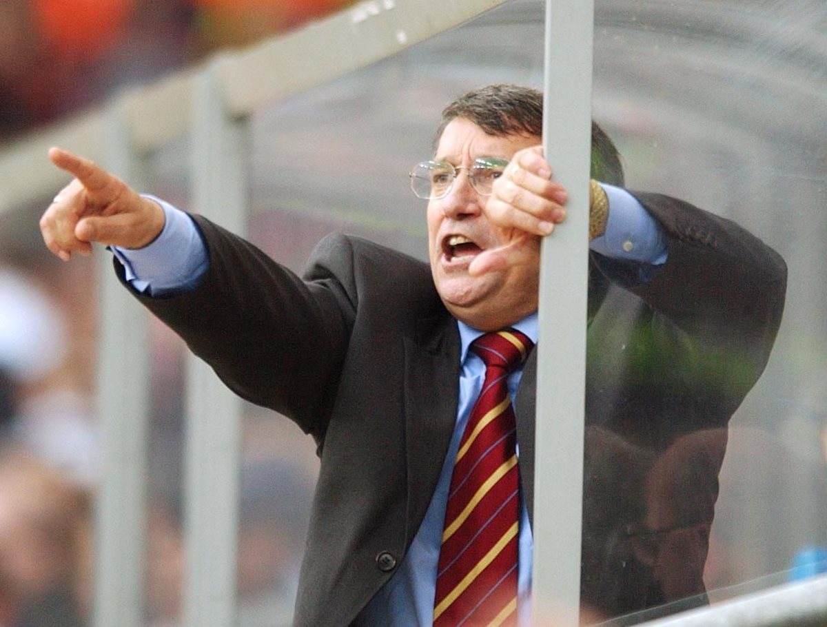 Graham Taylor durante un partido con el Aston Villa en octubre de 2002. (Foto Prensa Libre: AP)