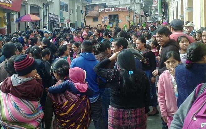 Protesta se llevó a cabo frente a la Municipalidad de Momostenango. (Foto Prensa Libre: Édgar Domínguez).