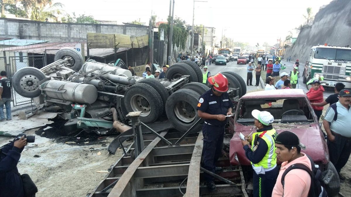 El accidente de tránsito en el kilómetro 13 ruta al Atlántico deja siete heridos según Bomberos. (Foto Prensa Libre: CBM)