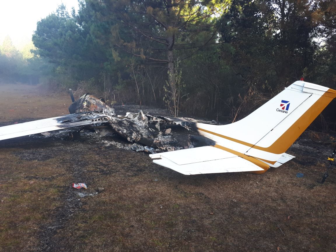 La avioneta tipo Cessna quedó destruida. (Foto Prensa Libre: Ejército)