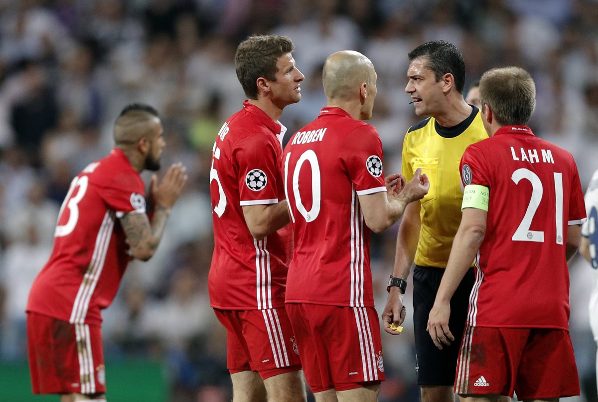 Los jugadores del Bayern Múnich reclaman al árbitro Viktor Kassai en el partido contra el Real Madrid. (Foto Prensa Libre: AP)