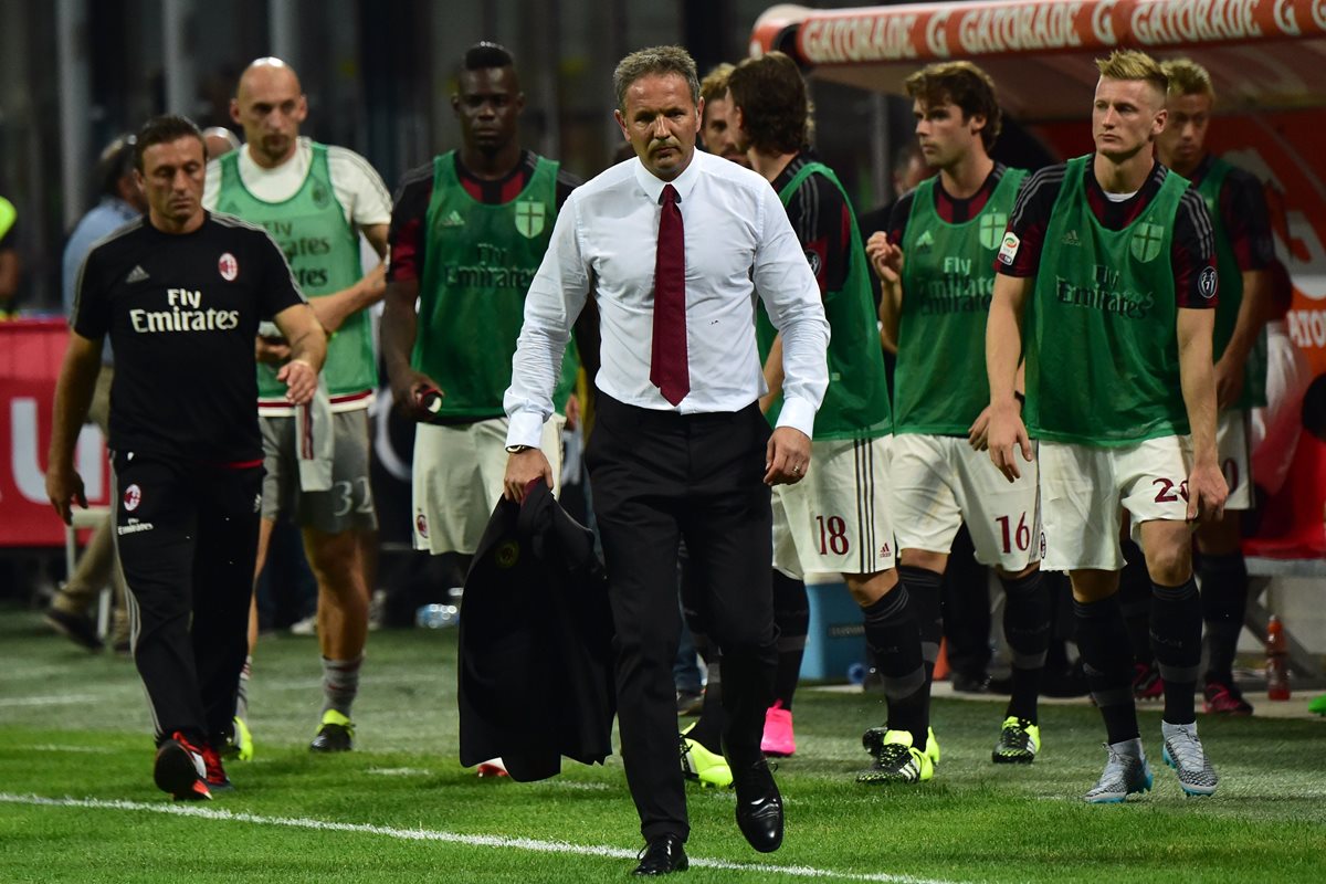 Sinisa Mihajlovic fue destituído como técnico del AC Milán debido a los malos resultados. (Foto Prensa Libre: AFP)