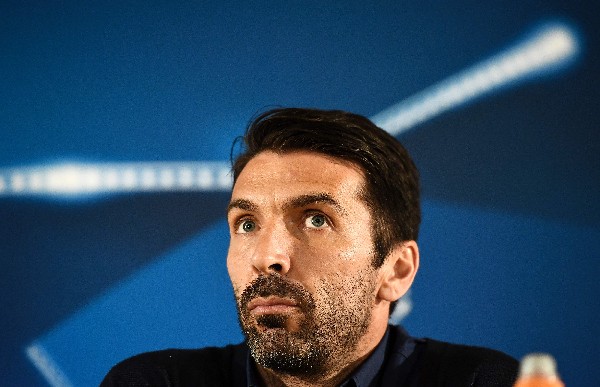 Buffon recordó a los jugadores del Torino que fallecieron hace 70 años. (Foto Prensa Libre: AFP)