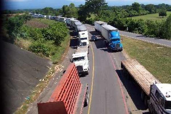 La circulación de vehículos de carga pesada estará restringida en Navidad y Año Nuevo. (Foto Prensa Libre: Archivo)