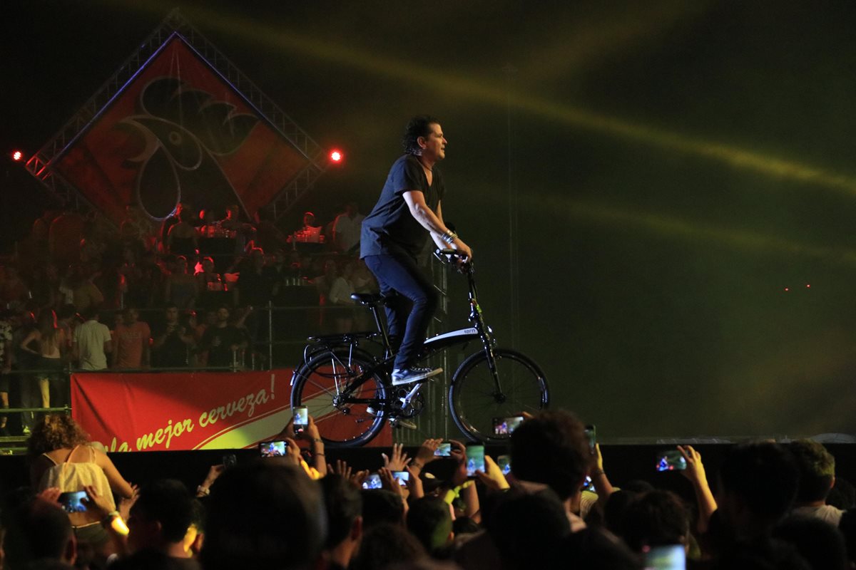 Vives usó una bicicleta en el escenario para ilustrar uno de sus éxitos.