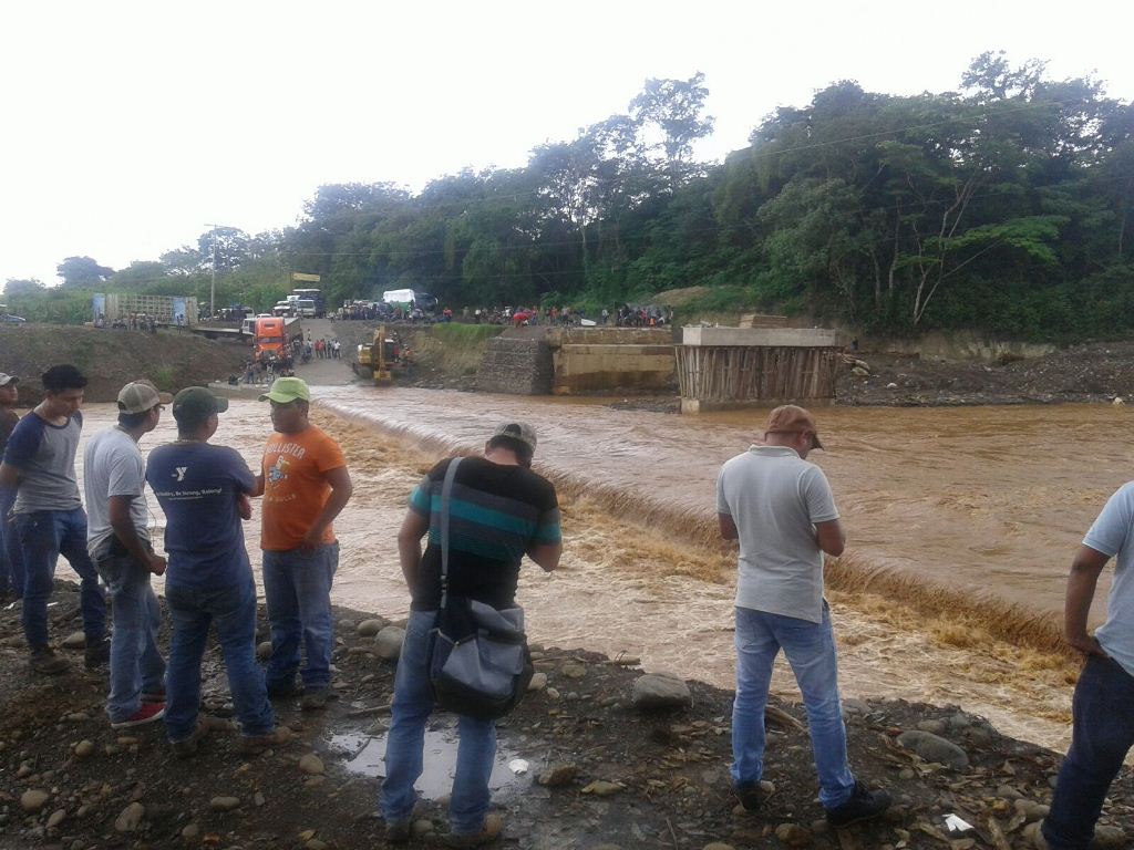 Crecida de río impiden paso de vehículos hacia El Estor, Izabal. (Foto Prensa Libre: Edwin Perdomo).