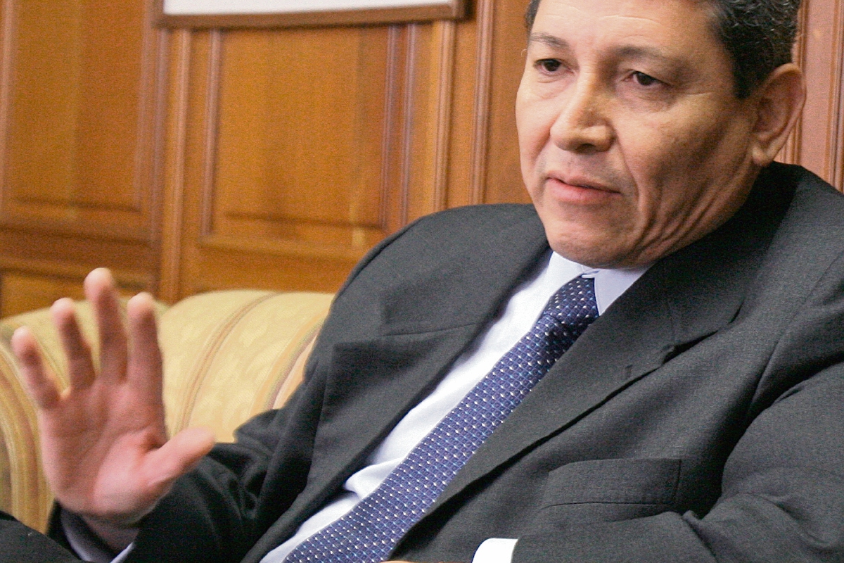 El representante del país ante la Crie, Luis Ortíz, explica el impacto de la energía eólica. (Foto Prensa Libre: KATTIA VARGAS)