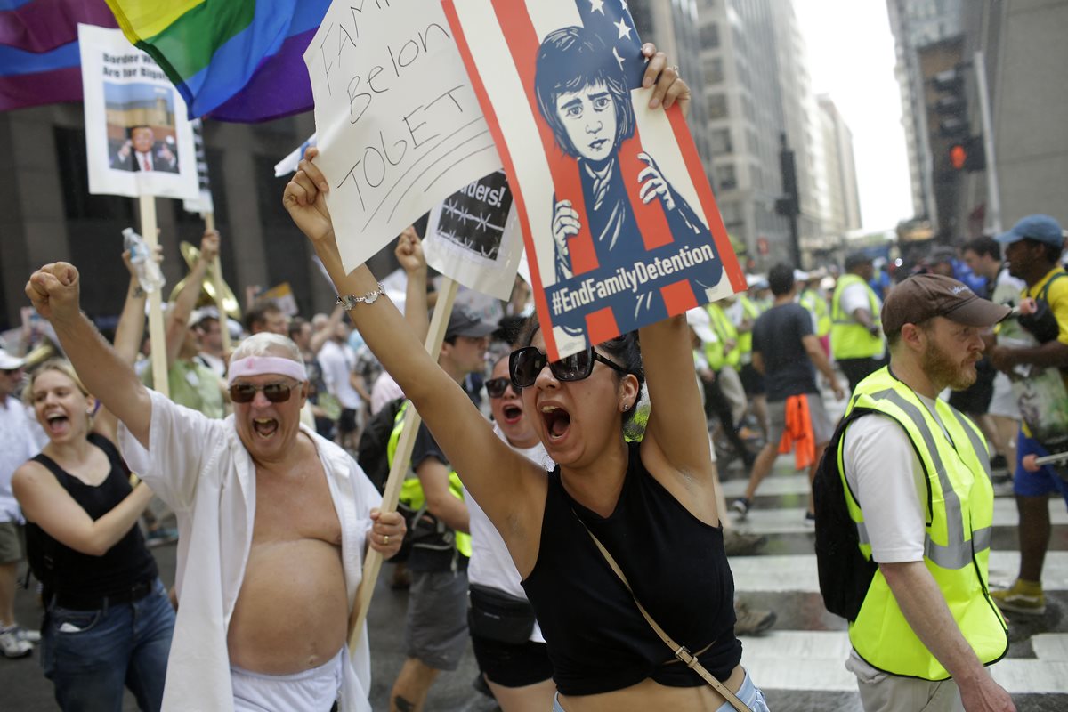 Miles de personas participan en Chicago en la Marcha en apoyo de mantener juntas a las familias inmigrantes. (EFE)