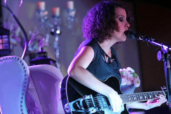 Gaby Moreno incluyó éxitos como Ave que emigra, Amapola y Quizás, quizás, quizás. (Foto Prensa Libre: Esbin García)