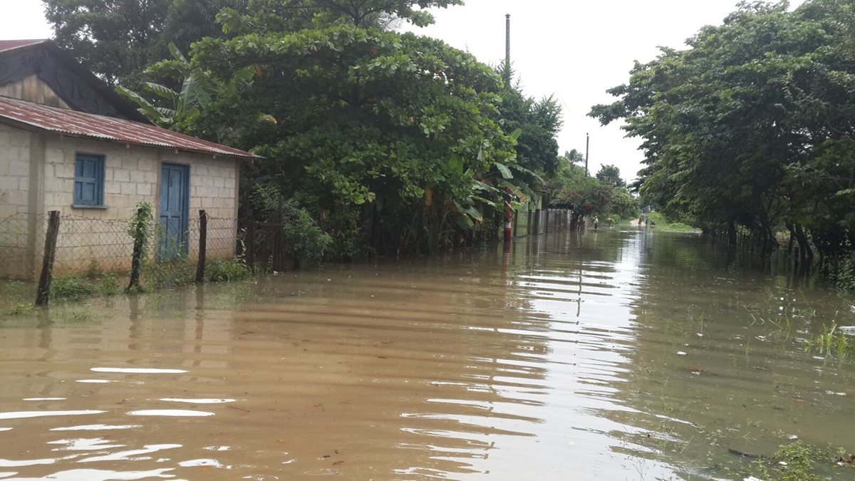 Nivel de agua anegada no ha bajado lo suficiente. (Foto Prensa Libre: Rigoberto Escobar)