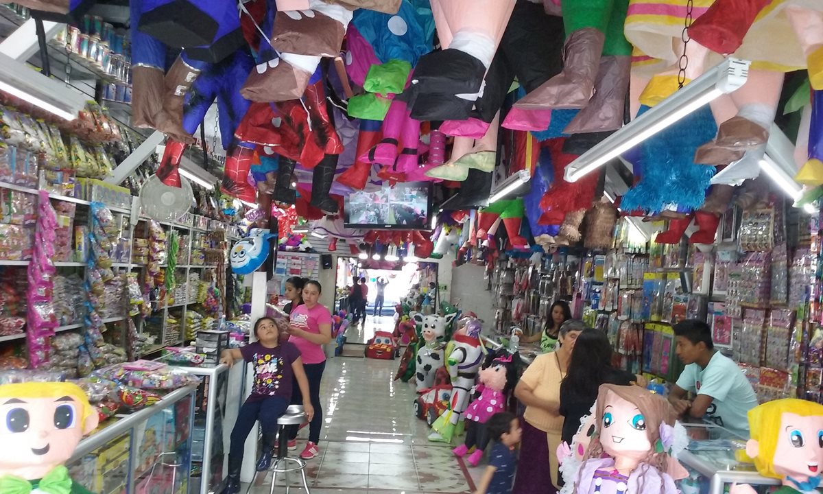 Familias asisten a las piñaterías que se ubican en la zona 1 para comprar los artículos que necesitan para celebrar las piñatas de sus niños. (Foto Prensa Libre: Pablo Juárez Andrino)