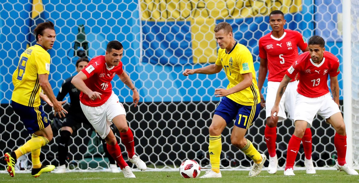 Acción durante el partido entre Sueica y Suiza, por los octavos de final de Rusia 2018. (Foto Prensa Libre: EFE)