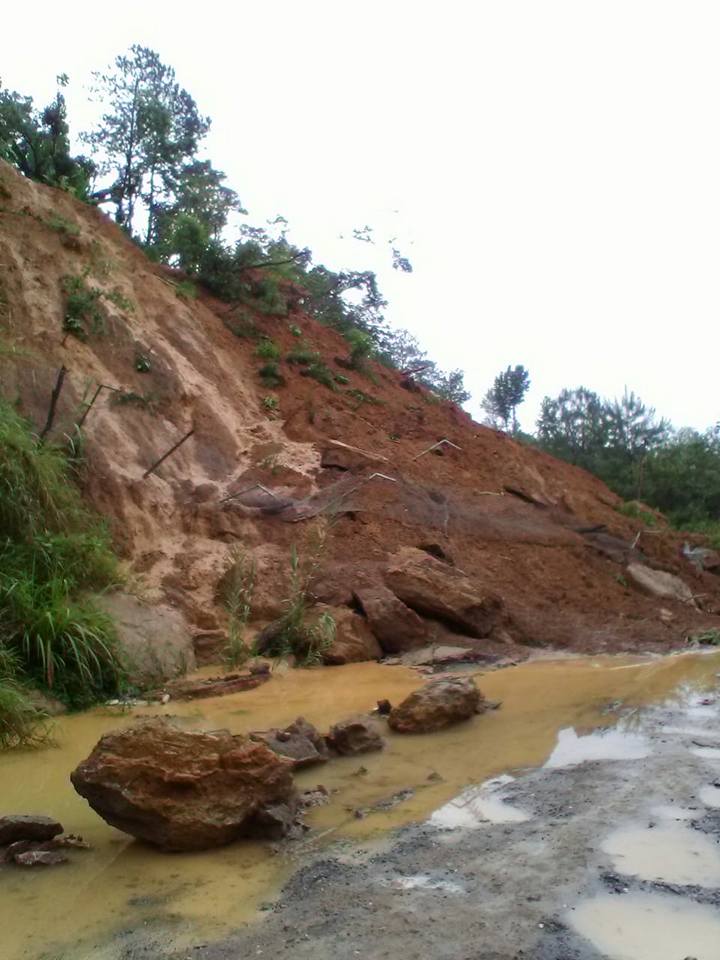 Un derrumbe bloquea la carretera entre Chicamán, Quiché, y San Cristóbal Verapaz, Alta Verapaz. (Foto Prensa Libre: Héctor Cordero)