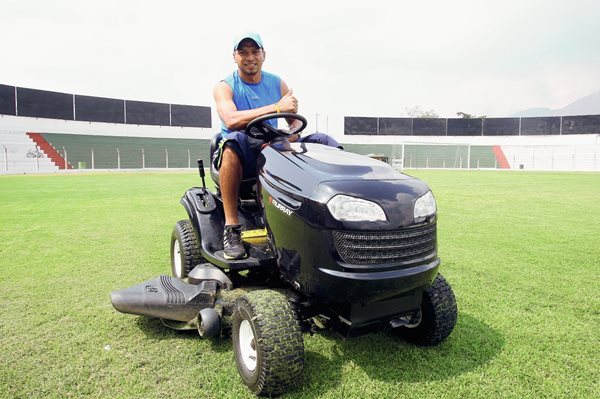 Óscar Isaula tomó unos minutos previo al entrenamiento de Antigua GFC en el estadio Pensativo para atender a TodoDeportes. (Foto Prensa Libre: Óscar Felipe Q.)