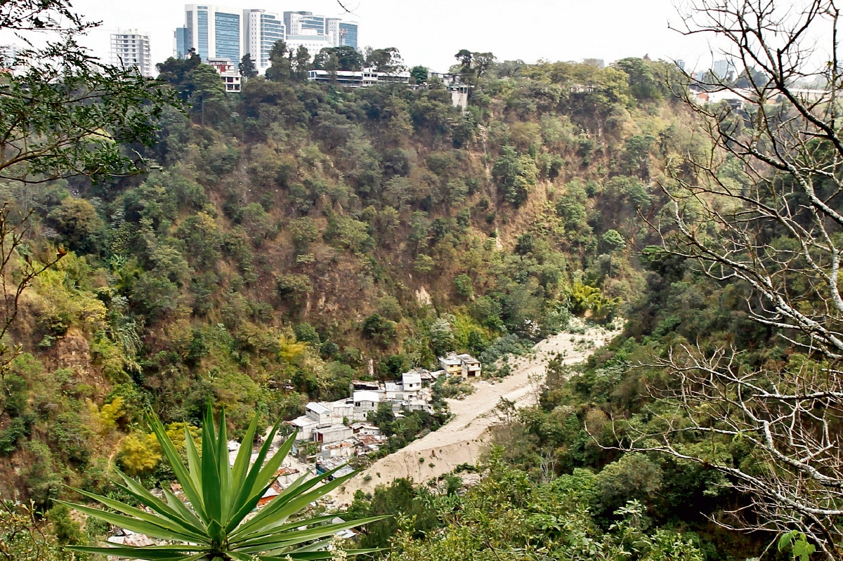 Así se ve la que fuera la comunidad El Cambray 2, luego de que se evacuara a las familias que no fueron afectadas y se cerrara el lugar para evitar futuros desastres.