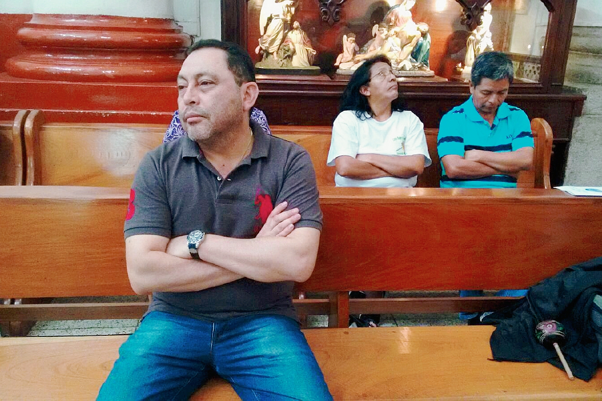 El exministro de Gobernación, Mauricio López Bonilla, asistió a la misa en la Iglesia de la Recolección. (Foto Prensa Libre: Paulo Raquec).