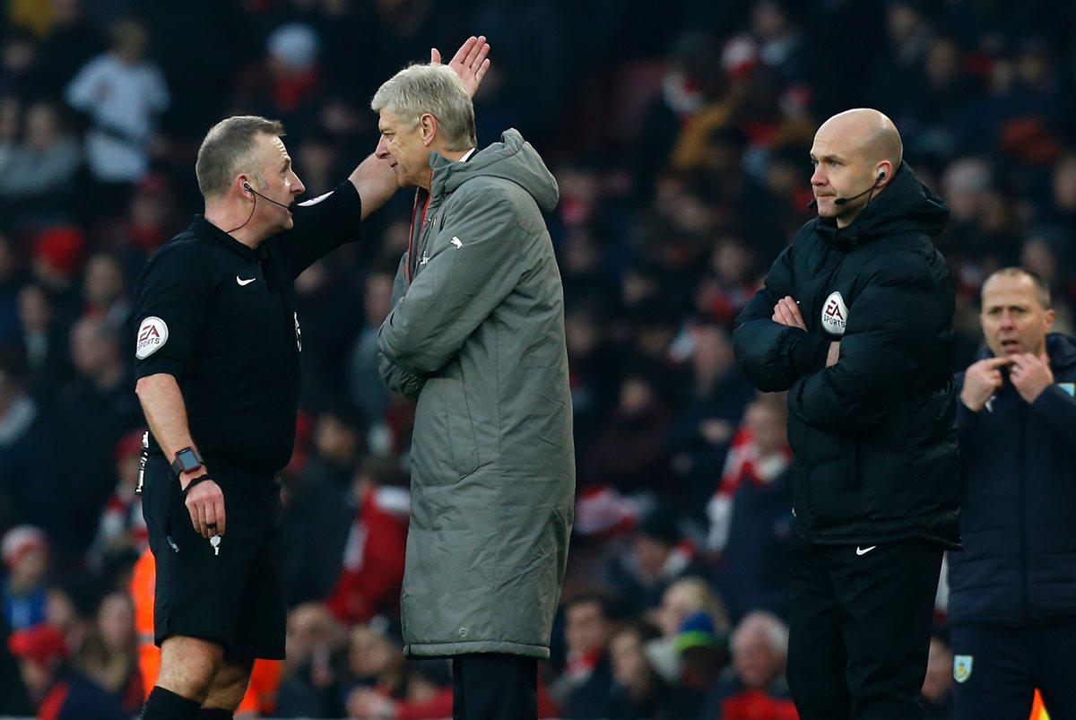 Arsene Wenger discutió con el segundo asistente durante el juego. (Foto Prensa Libre: AFP)