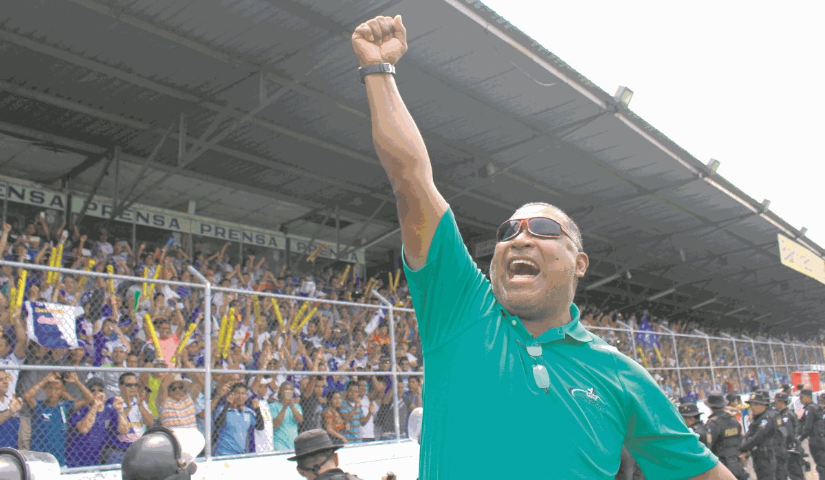 El técnico Douglas Zamora realiza variantes en el cuadro mazateco, que recientemente salió campeón. (Foto Prensa Libre: Hemeroteca PL)