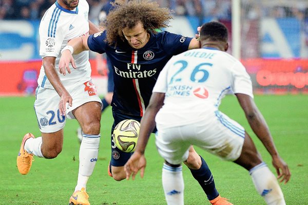 David Luiz (Centro)  no pudo terminar frente al Marsella. (Foto Prensa Libre: AFP)