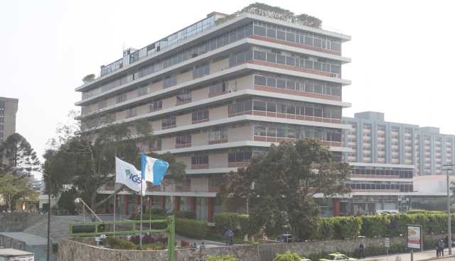 Oficinas centrales del Seguro Social ubicadas en el Centro Histórico. (Foto Prensa Libre: Hemeroteca PL)