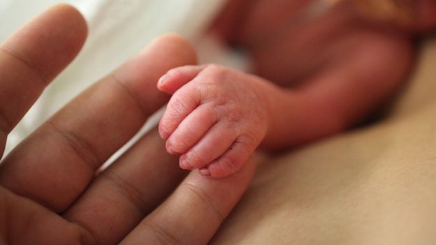 El contacto piel con piel estrecha los vínculos del bebé con sus progenitores. (GETTY IMAGES)