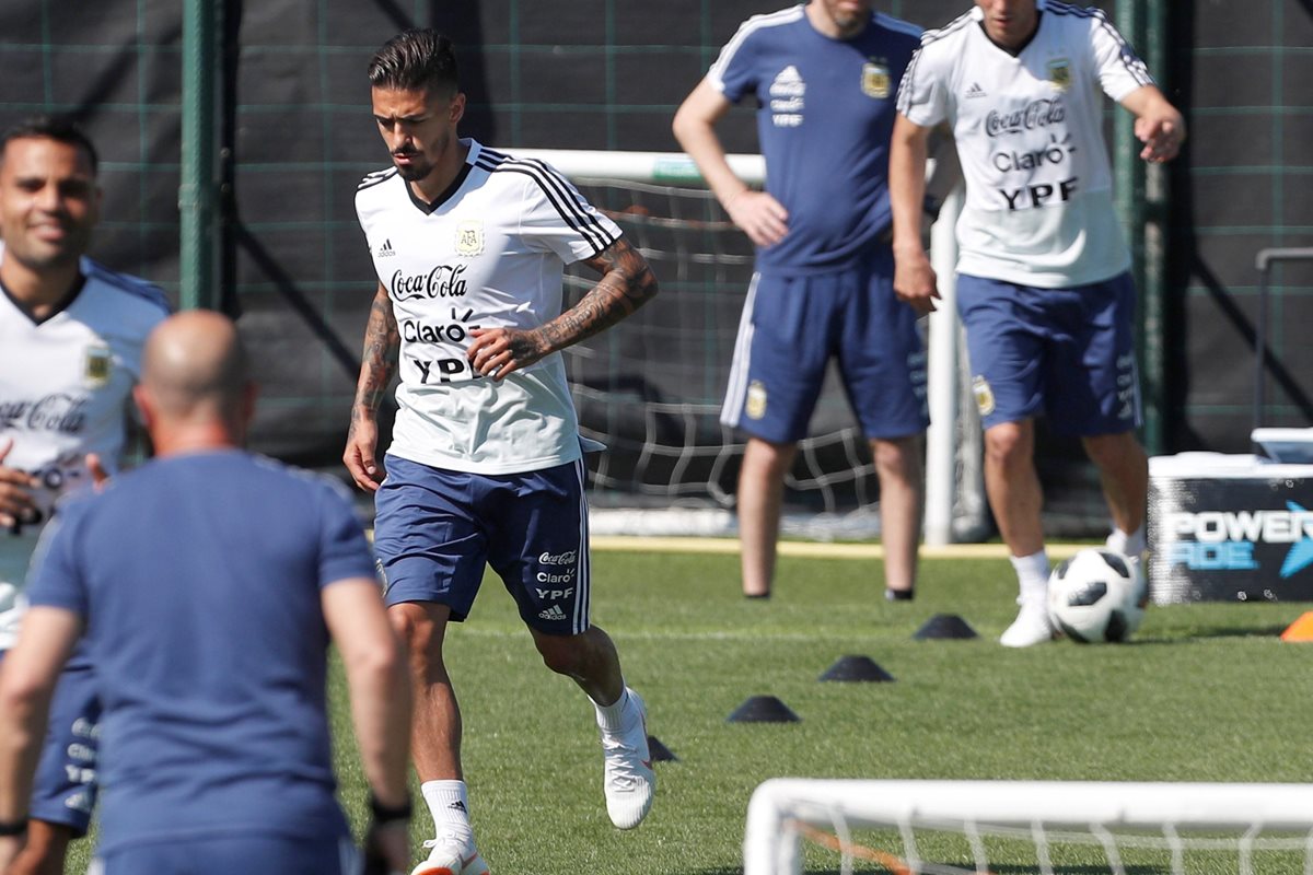 El centrocampista de la selección argentina Manuel Lanzini, durante el entrenamiento del combinado albiceleste en la ciudad deportiva del FC Barcelona. (Foto Prensa Libre: EFE)