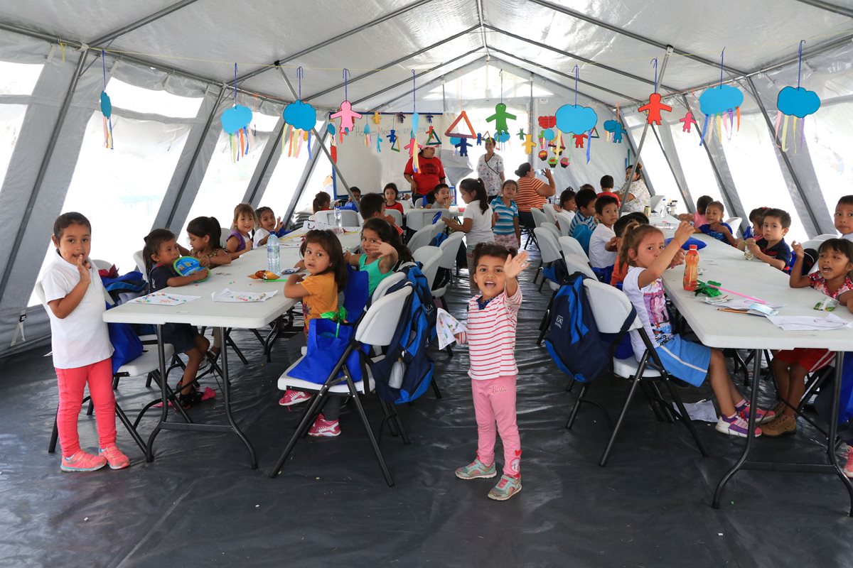 Niños damnificados por la erupción del Volcán que participaron en la actividad de los personajes de Plaza Sésamo. (Foto Prensa Libre: Carlos Paredes)