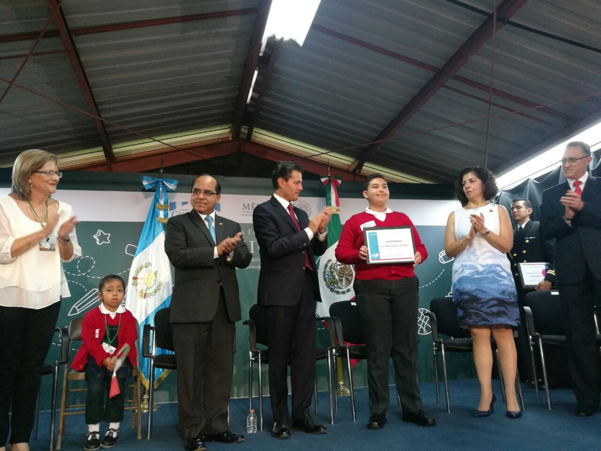 La pequeña estudiante se mostraba tranquila pero a la vez confusa de lo ocurría durante la visita de Peña Nieto.