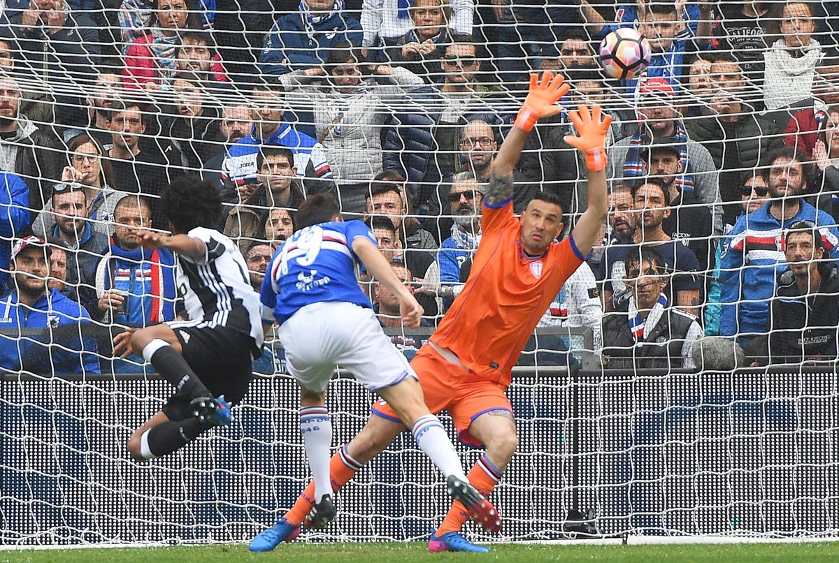 Juan Cuadrado dispara directo a portería ante la impotencia del portero de la Sampdoria Christian Puggioni. (Foto Prensa Libre: EFE)