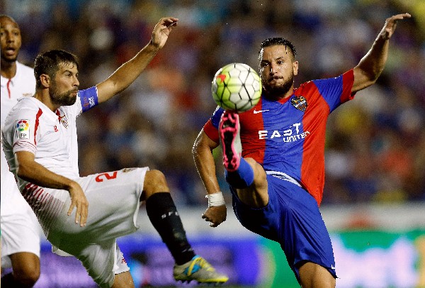 El partido estuvo cerrado y el Sevilla no pudo festejar el triunfo. (Foto Prensa Libre: EFE)