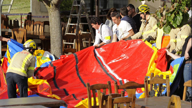 Comercio no contaba con permiso para colocar castillo inflable. (Foto Prensa Libre: EFE)