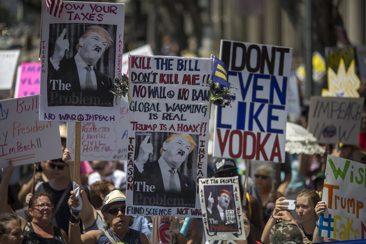 Manifestantes piden juicio político contra Trump durante una manifestación en Los Ángeles. (Foto Prensa Libre: AFP)