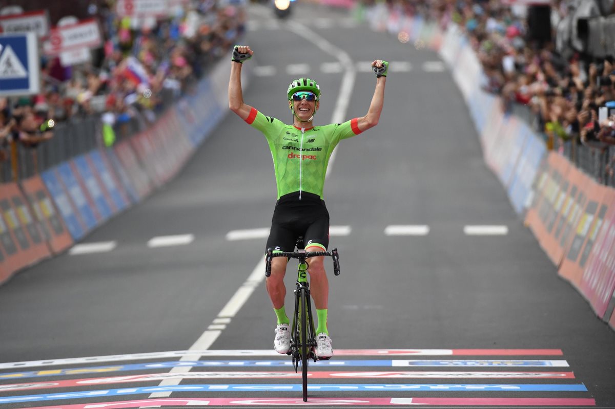 Pierre Rolland celebra luego de ingresar en primer lugar a la meta. (Foto Prensa Libre: AP)