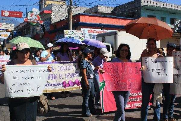Alrededor de un centenar de féminas marcharon por calles de la ciudad de Escuintla.