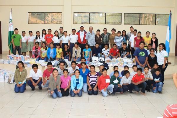 Parte del grupo de menores  que fueron beneficiados con el proyecto.