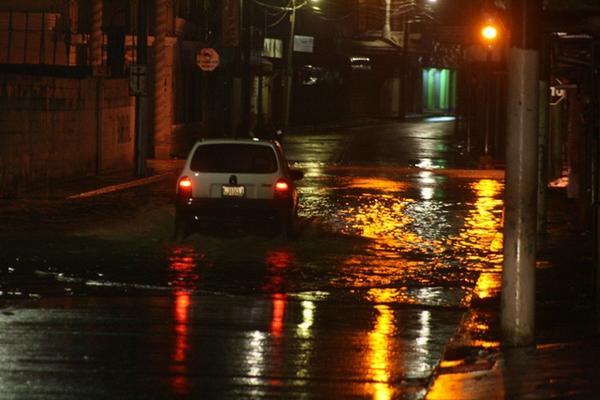 Vehículo circula por una de las calles inundadas a causa de la fuerte lluvia en Cobán. (Foto Prensa Libre: Ángel Tax) <br _mce_bogus="1"/>