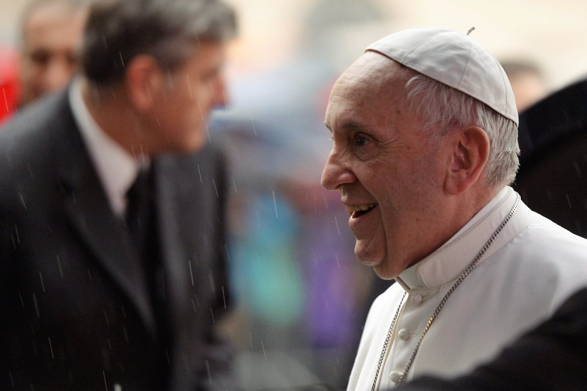 El papa Francisco recuerda cómo el inicio de su ministerio fue marcado por el amor a los pobres. (Foto Prensa Libre: AFP)