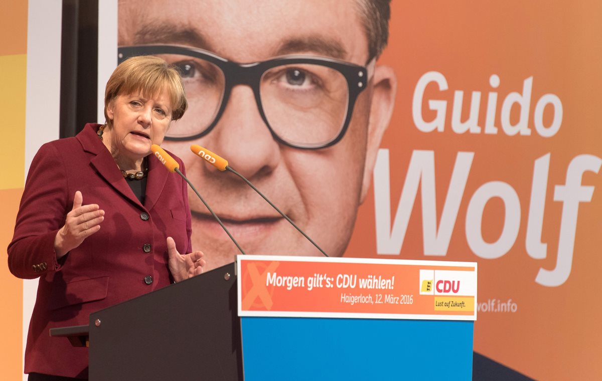 Ángela Merkel, canciller alemana, pierde fuerza en tres regiones por el ascenso de partidos de derecha extrema. (Foto Prensa Libre: AFP)