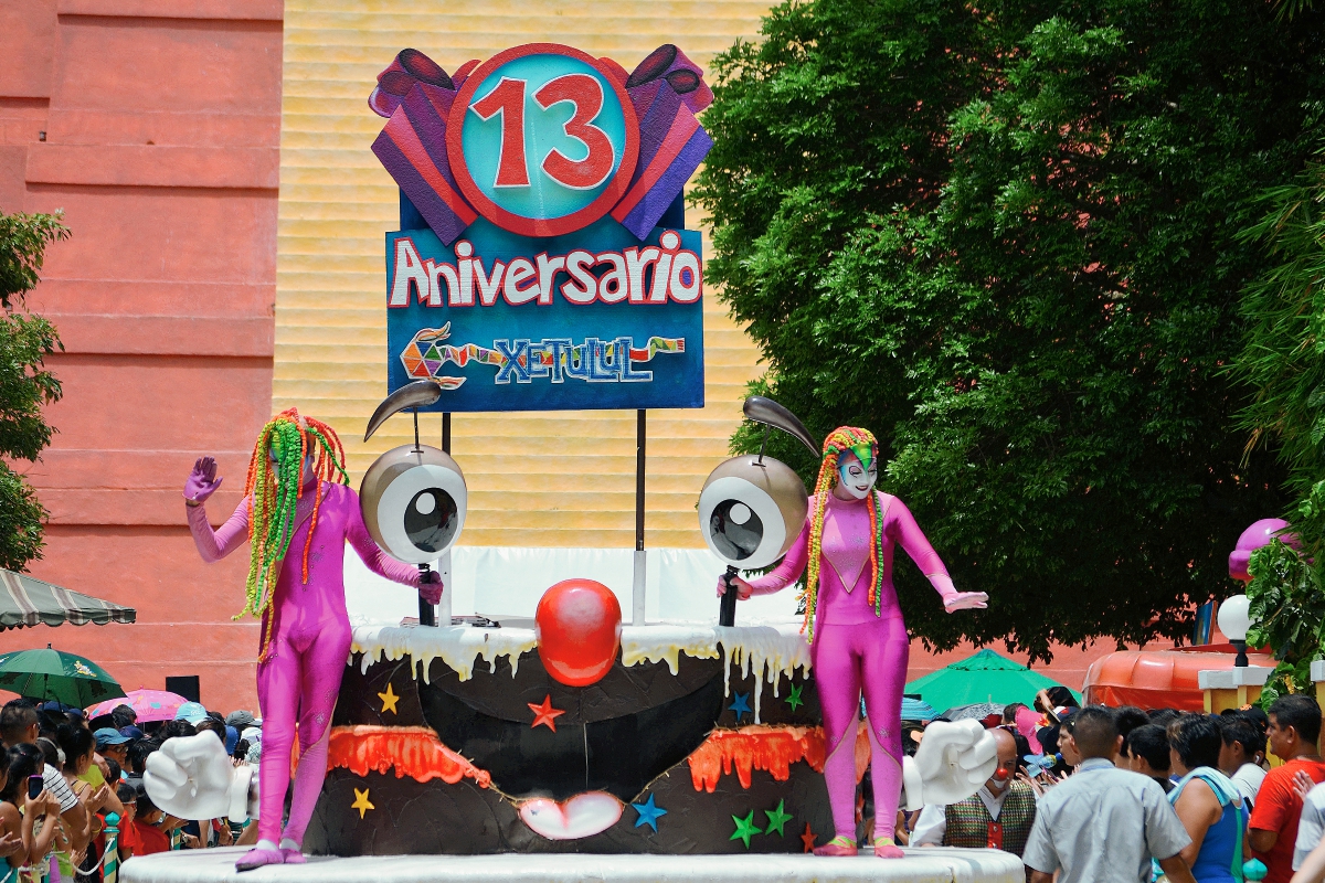 Desfile de carrozas engalana aniversario del parque Xetulul, en San Martín Zapotitlán, Retalhuleu. (Foto Prensa Libre: Jorge Tizol)