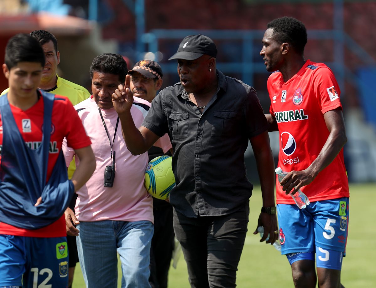 Hernán Medford explotó contra la cuarteta arbitral al finalizar el partido que Municipal perdió 3-2 contra Xelajú MC. (Foto Prensa Libre: Carlos Vicente)