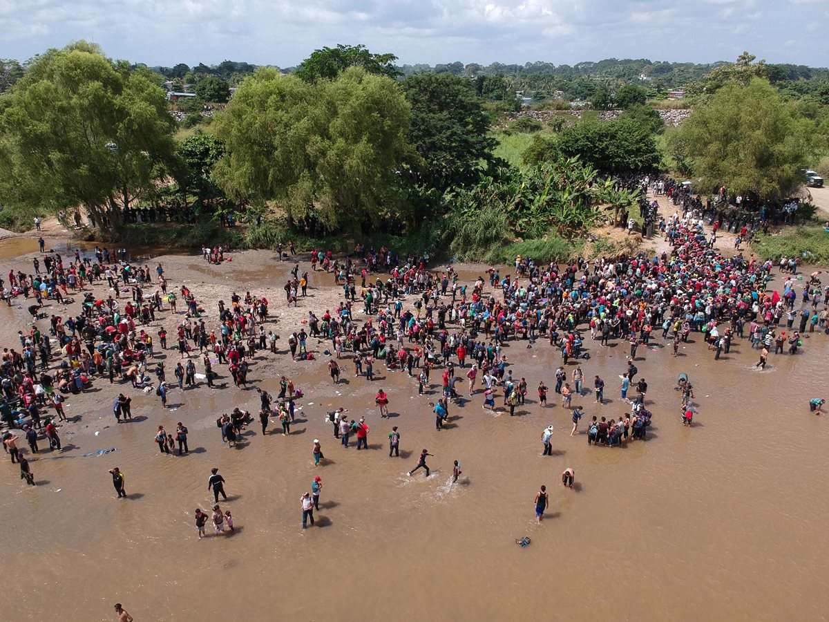 Hondureños cruzan el río Suchiate en su camino hacia México y Estados Unidos.(Foto Prensa Libre: AFP)