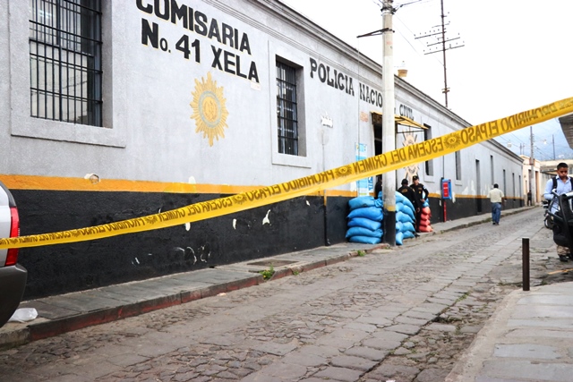 El incidente en el que resultó herido un agente de la PNC ocurrió la mañana de este jueves en la Comisaria 41, en la zona 1 de Xela. (Foto Prensa Libre: María José Longo)